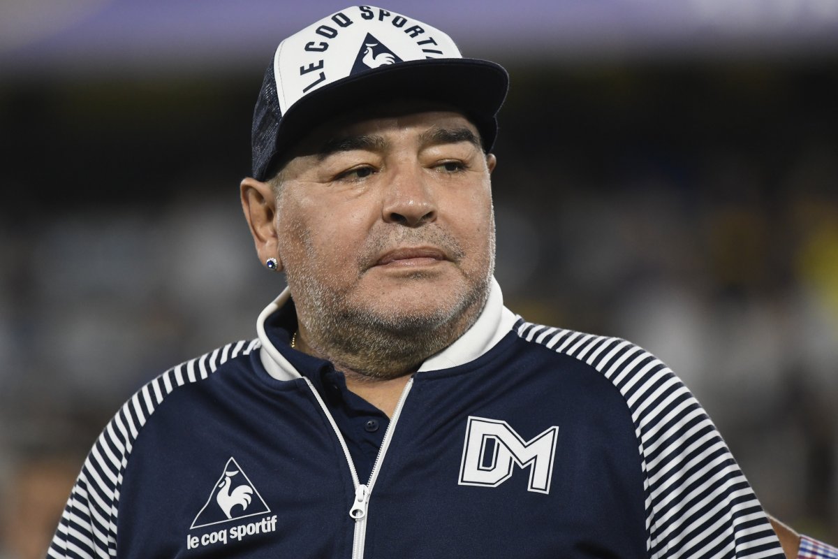 Enfermeiros relatam que Maradona caiu e bateu a cabeça uma semana antes de morrer