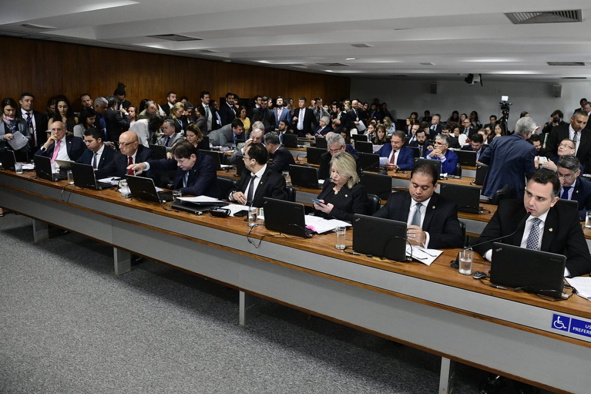 Senado deve discutir sobre porte de arma apenas em setembro