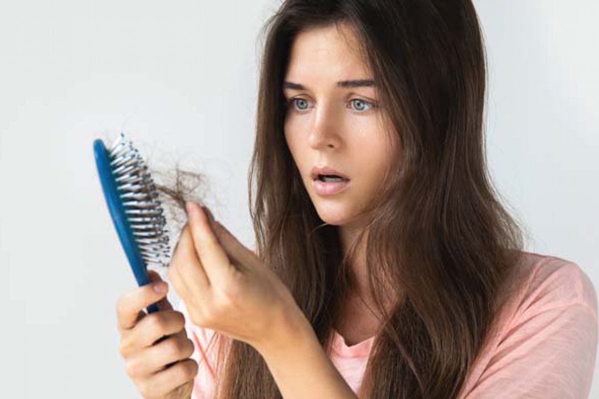 Especialista  fala sobre as 5 complicações no organismo feminino relacionadas a queda dos cabelo