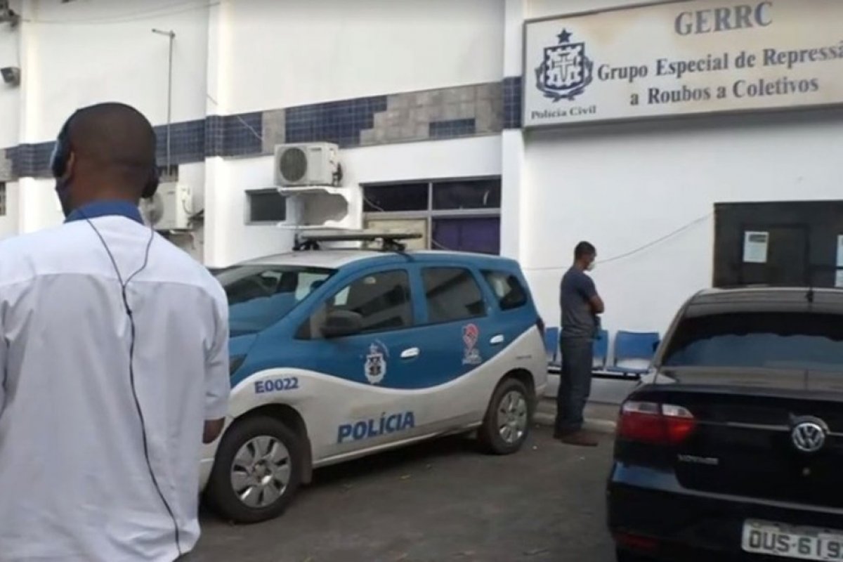 Passageiros de ônibus em Salvador são assaltados e tem pertences levados por criminosos