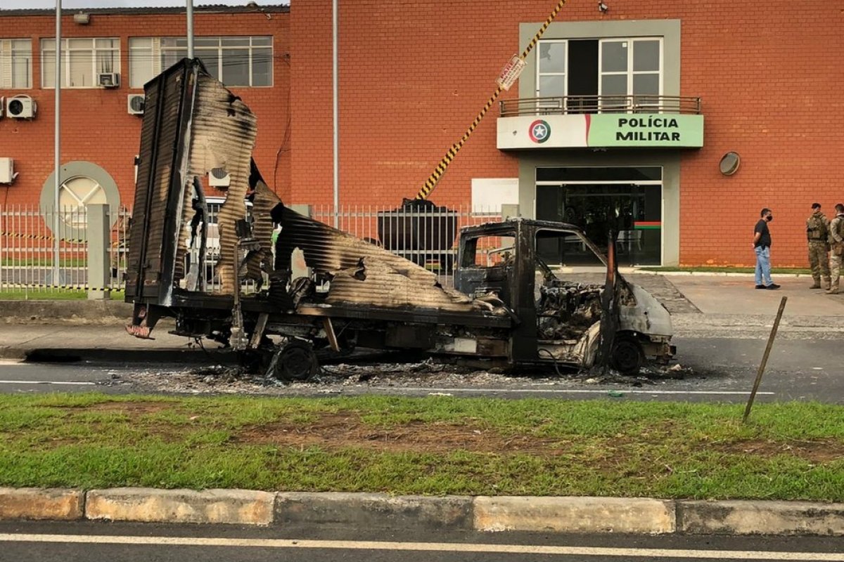 Vídeos: Quadrilha armada sitia centro de Criciúma e faz reféns em assalto a banco