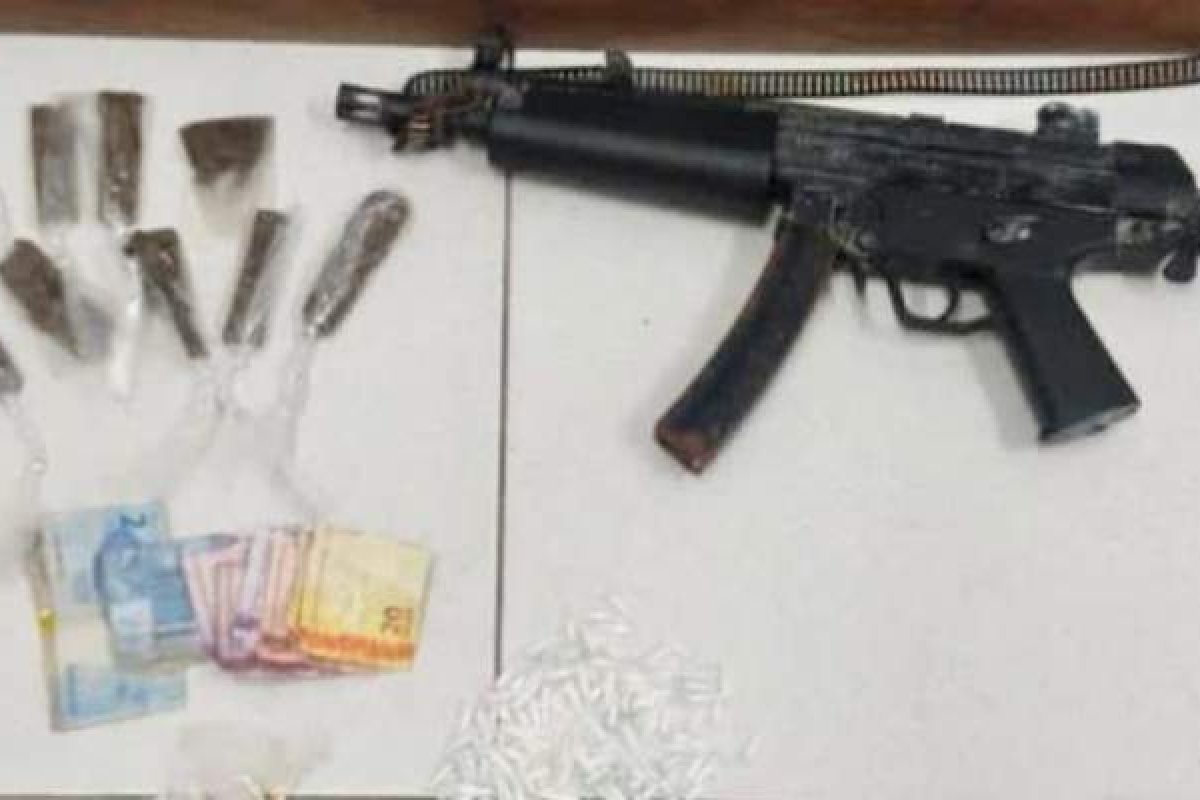 Suspeito de tráfico de drogas é preso com submetralhadora de brinquedo, em Salvador