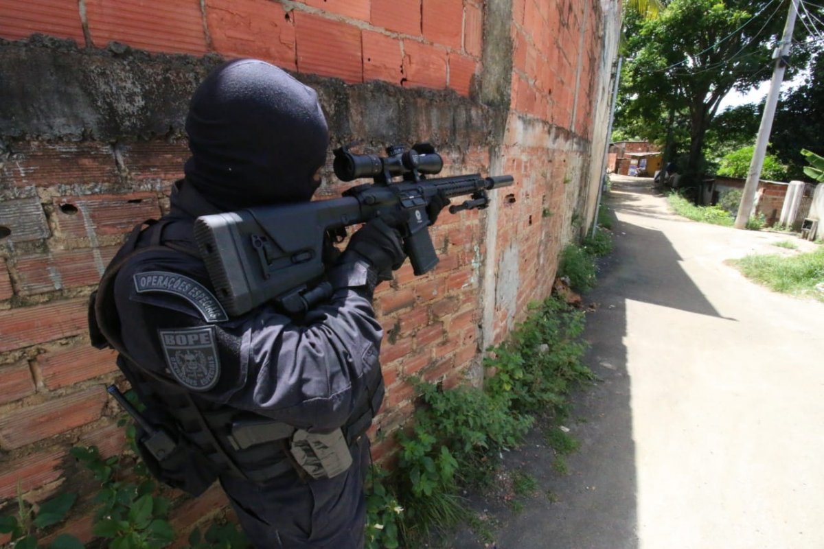 Criminosos fazem reféns no bairro de Águas Claras, em Salvador