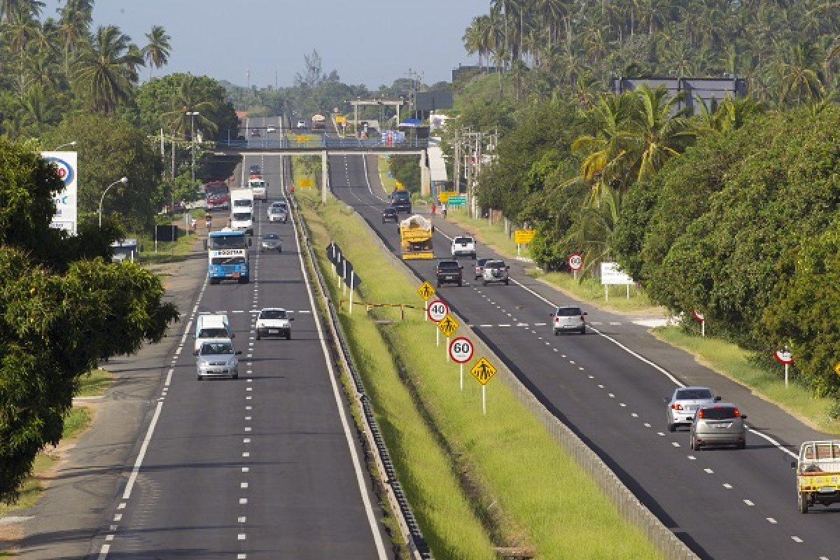 Acidente na Estrada do Coco deixa motociclista ferido
