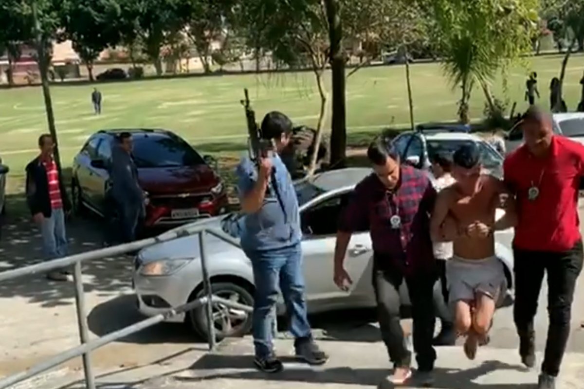 Maior ladrão de ônibus da Baixada Fluminense é carregado até delegacia