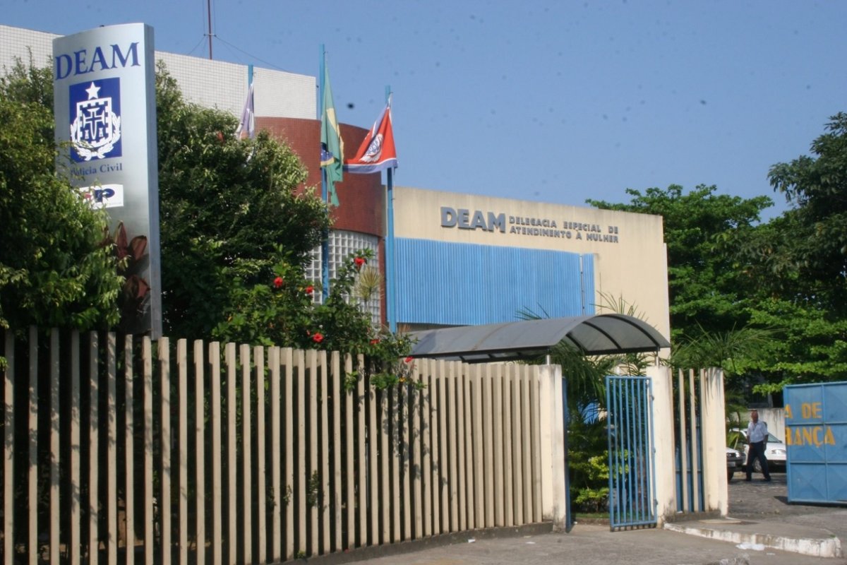 Homem é preso suspeito de manter ex-companheira e dois filhos em cárcere privado, em Salvador