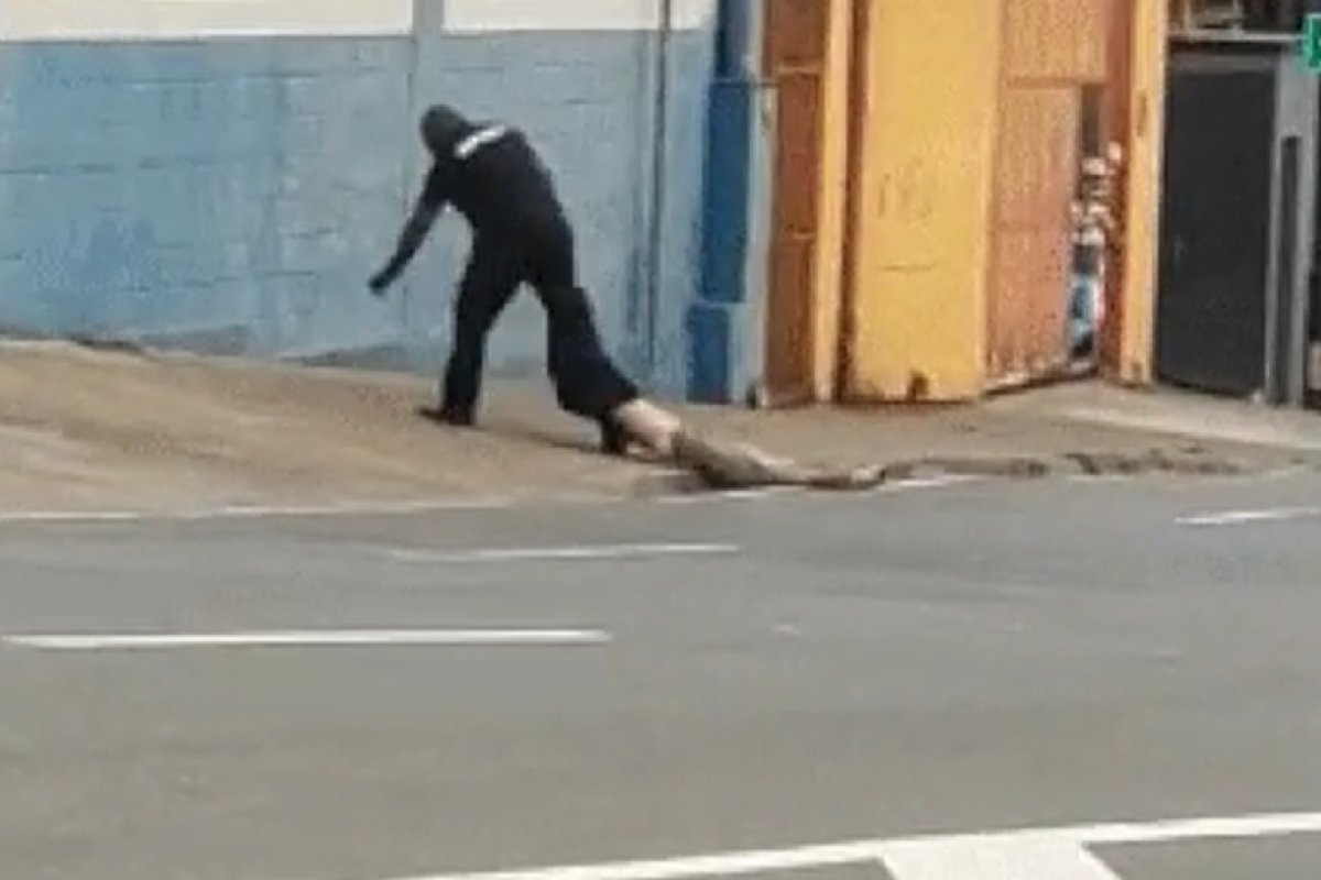 Vídeo: homem é arrastado em rua por segurança em Campinas (SP)