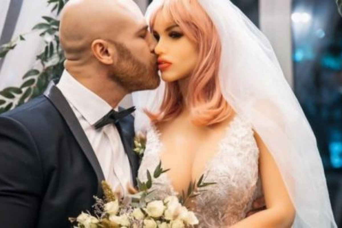 Vídeo: Homem se casa com boneca ‘adulta’ em cerimônia com direito a convidados
