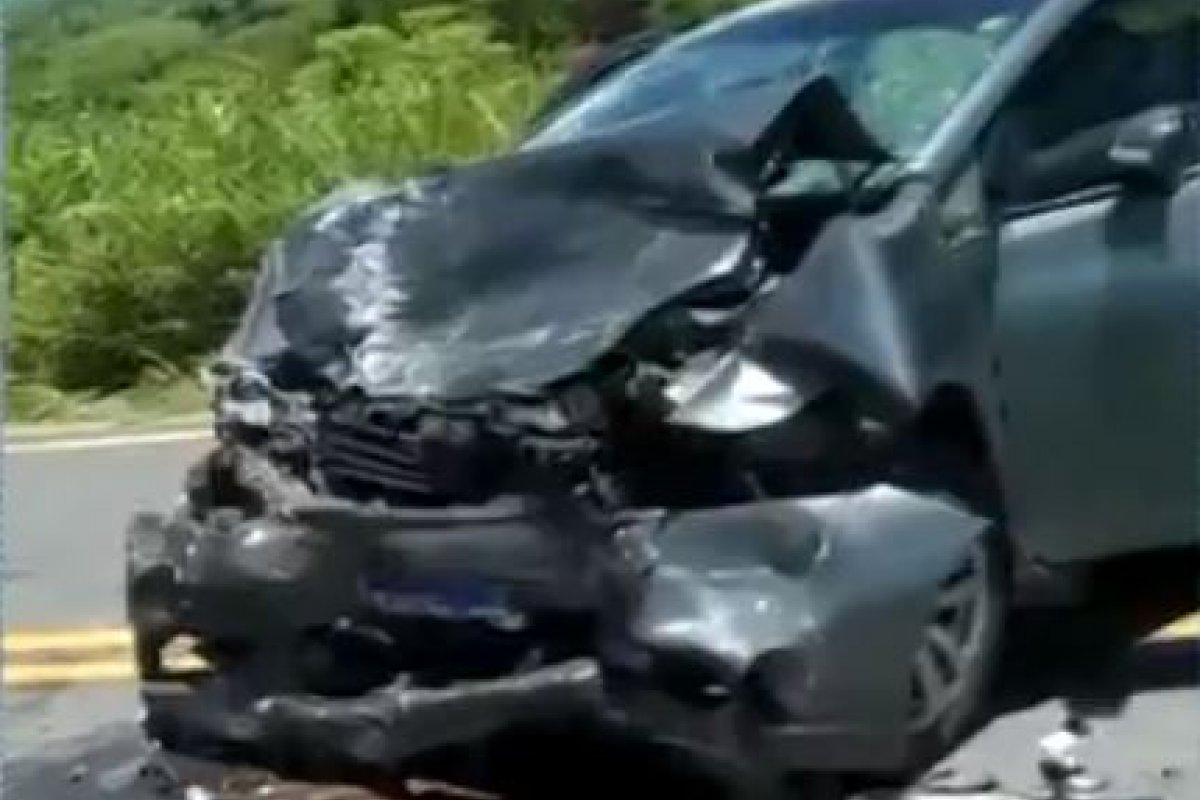 Batida entre carros na BA-680 resulta em três mortes