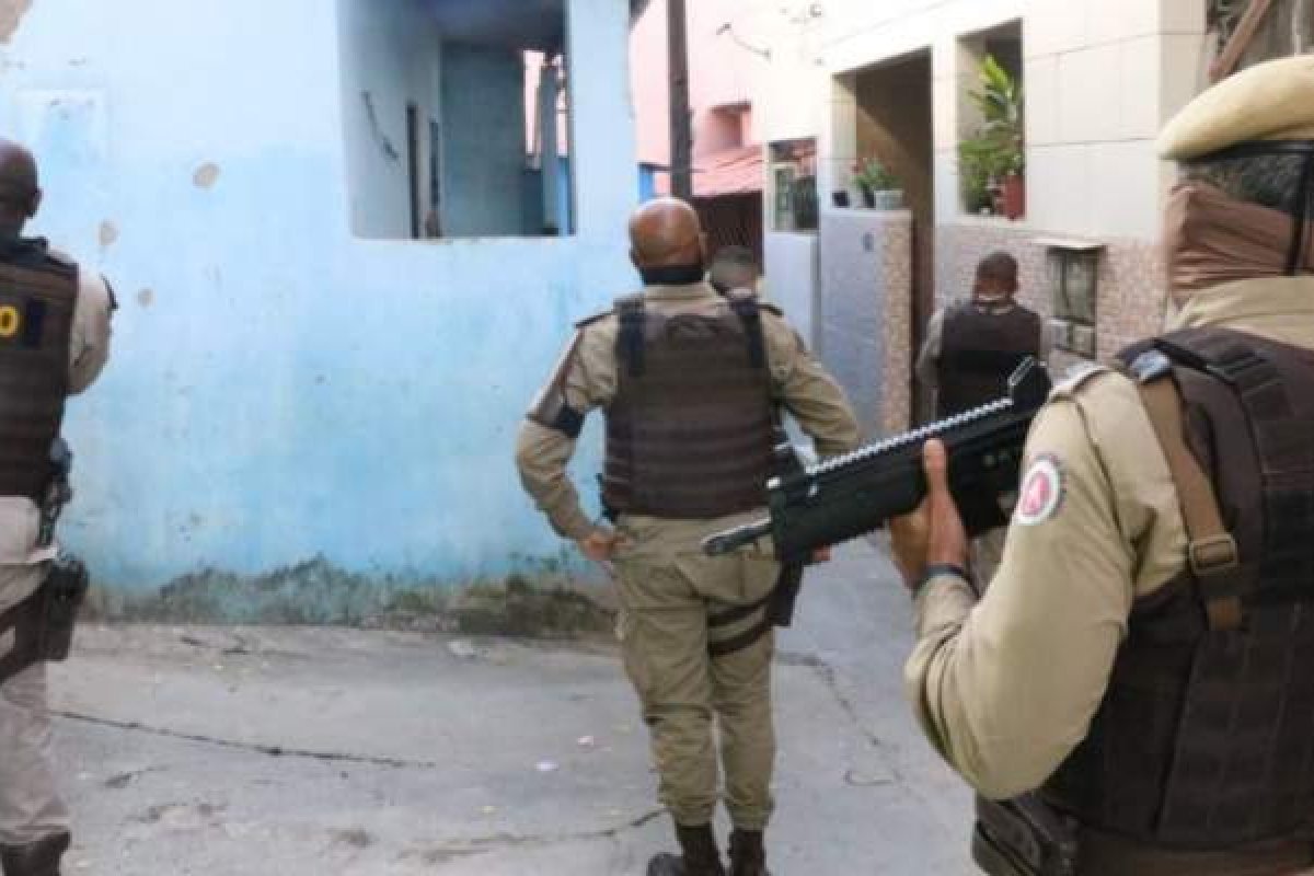 Presos cinco suspeitos de integrar facção criminosa durante ocupação policial no Nordeste de Amaralina