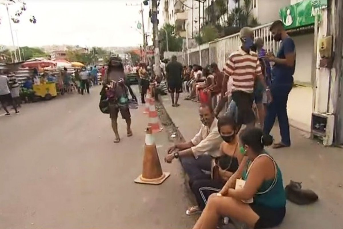 Agência da Caixa em Salvador registra grande fila nesta quarta-feira (2)