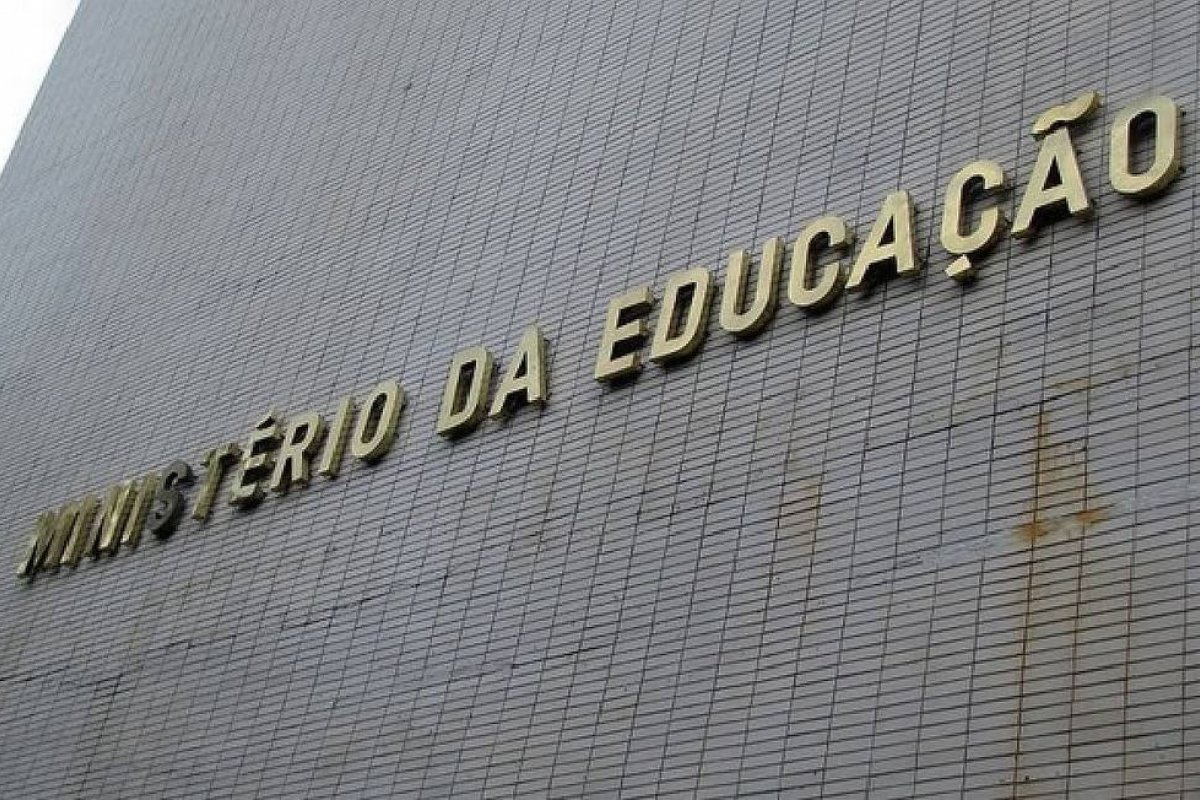 MEC determina retorno presencial em universidades federais