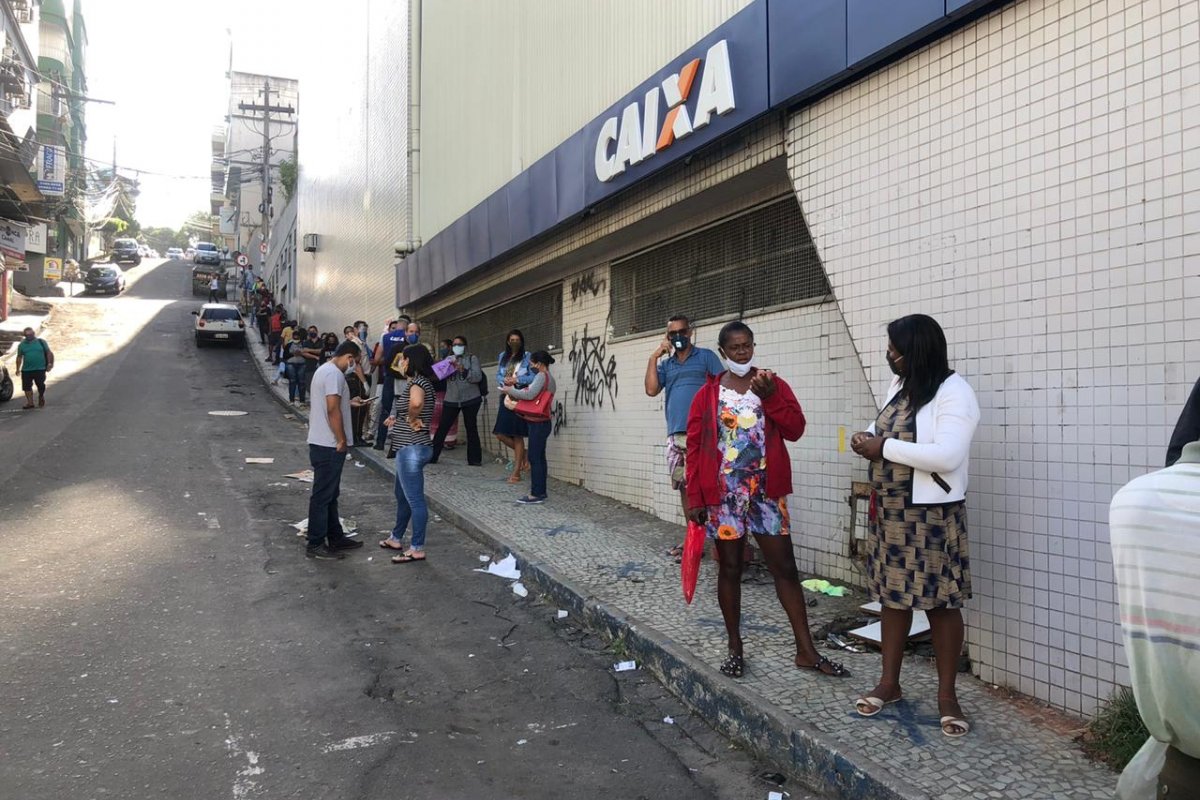 Economista da FGV aponta que redução do auxílio piora renda e leva mais pessoas à miséria