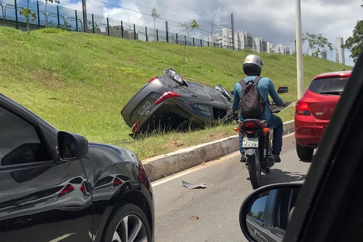 Carro capota na avenida Paralela nesta quarta-feira (2)