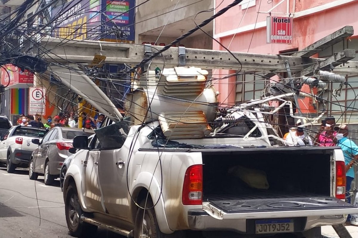 Poste cai em cima de carro no norte da Bahia e parte da região fica sem luz