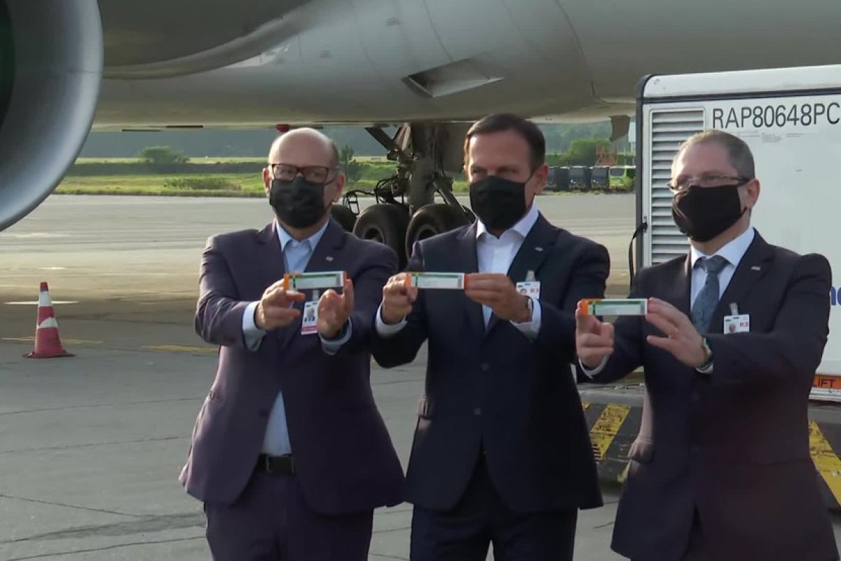 Chega a SP lote com 600 litros de insumos para fabricação da vacina Coronavac