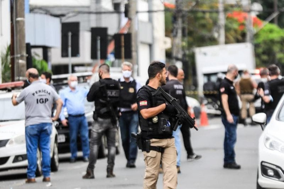 Polícia prende mais 5 suspeitos de participação no roubo a banco em Criciúma