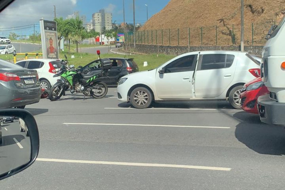 Acidente envolvendo caminhão e moto deixa trânsito intenso na Avenida Paralela