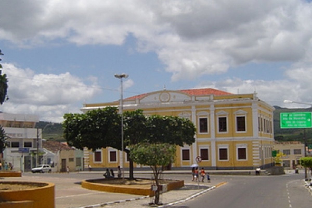 Hamburgueria no bairro do Bonfim é assaltada e câmeras de segurança flagram ação