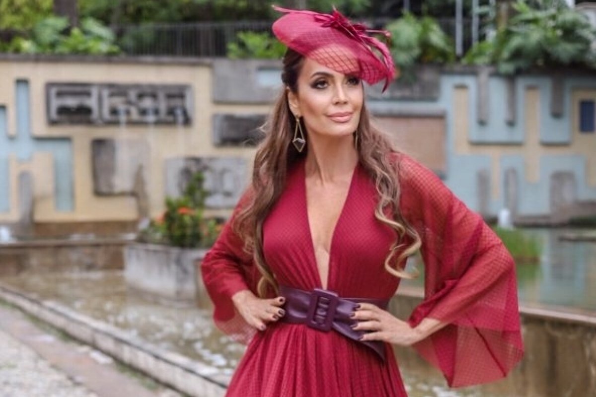 Claudia Métne veste look do estilista Alespo em sessão de fotos no Parque Burle Marx em SP