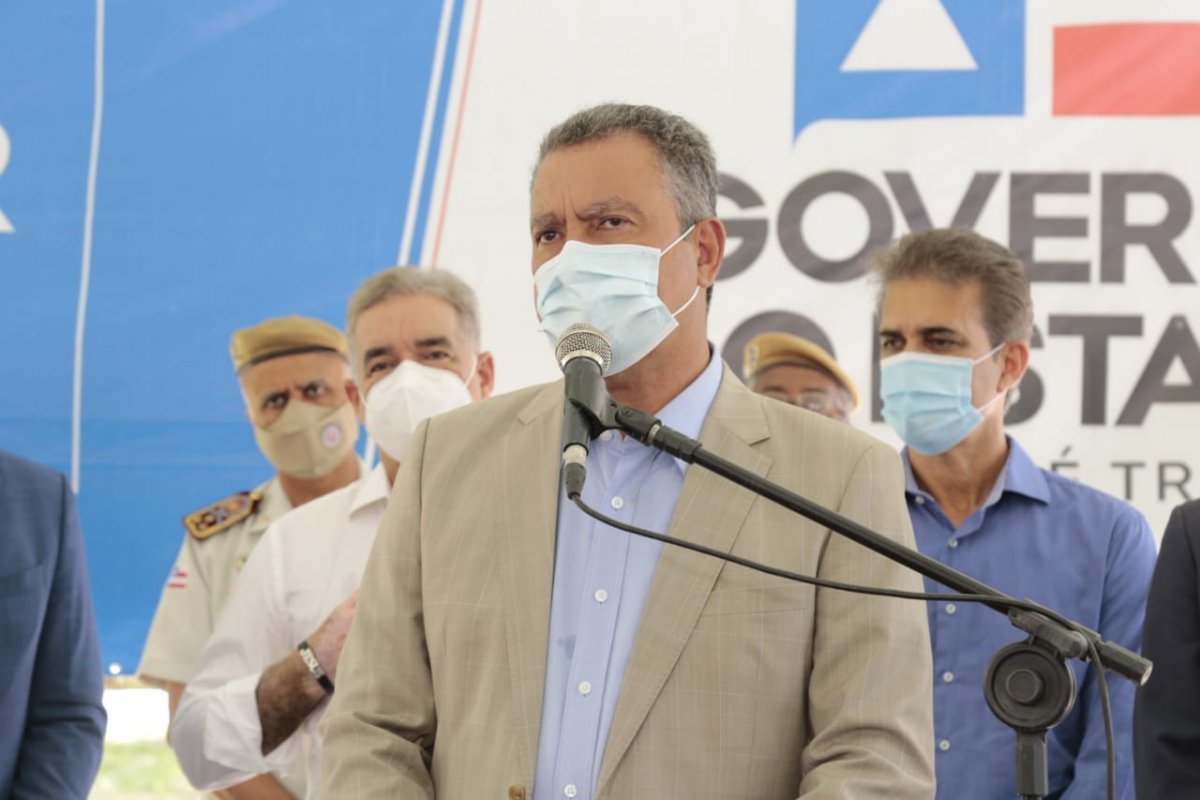 Rui Costa afirma que teve prefeito distribuindo cestas básicas na véspera das eleições municipais