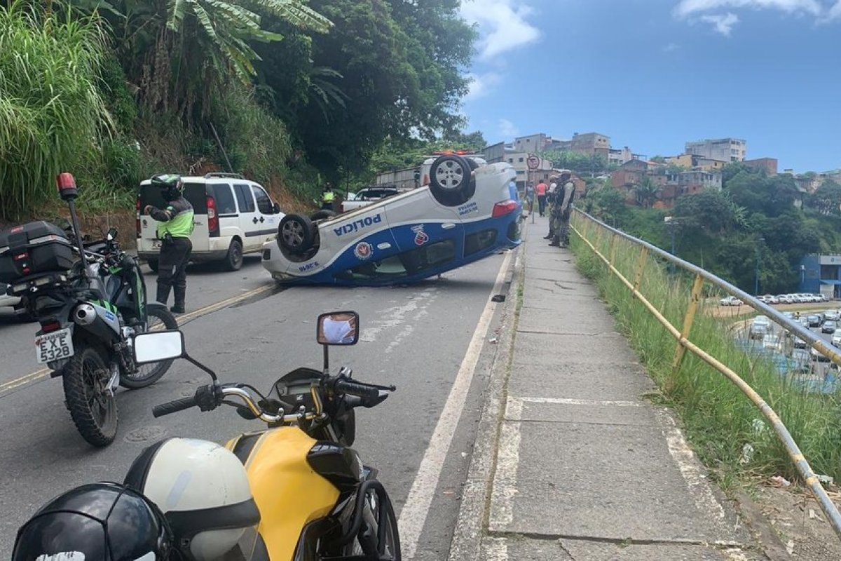 PMs ficam feridos após viatura capotar no bairro de Brotas, em Salvador
