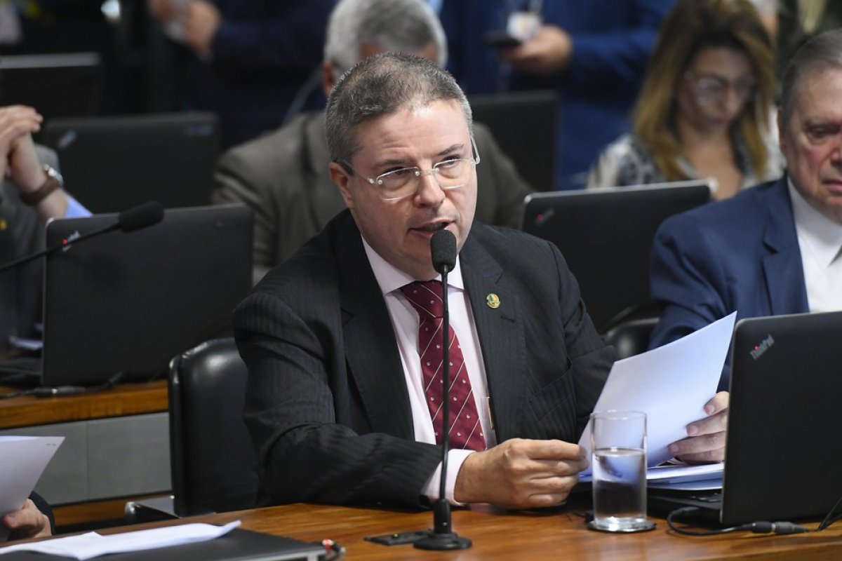 Senador Antonio Anastasia diz que o nome dele está sendo usado por golpista