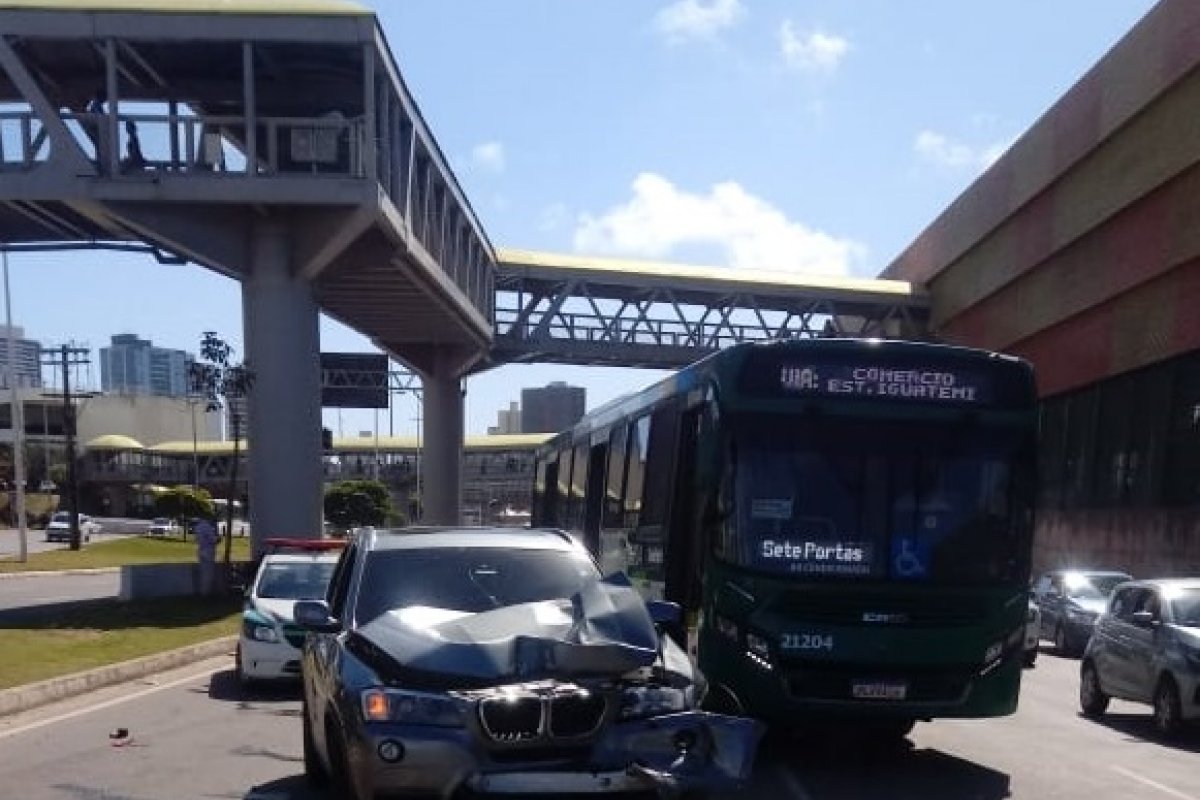 Uma pessoa fica ferida após colisão entre quatro carros na Av. Tancredo Neves, em Salvador