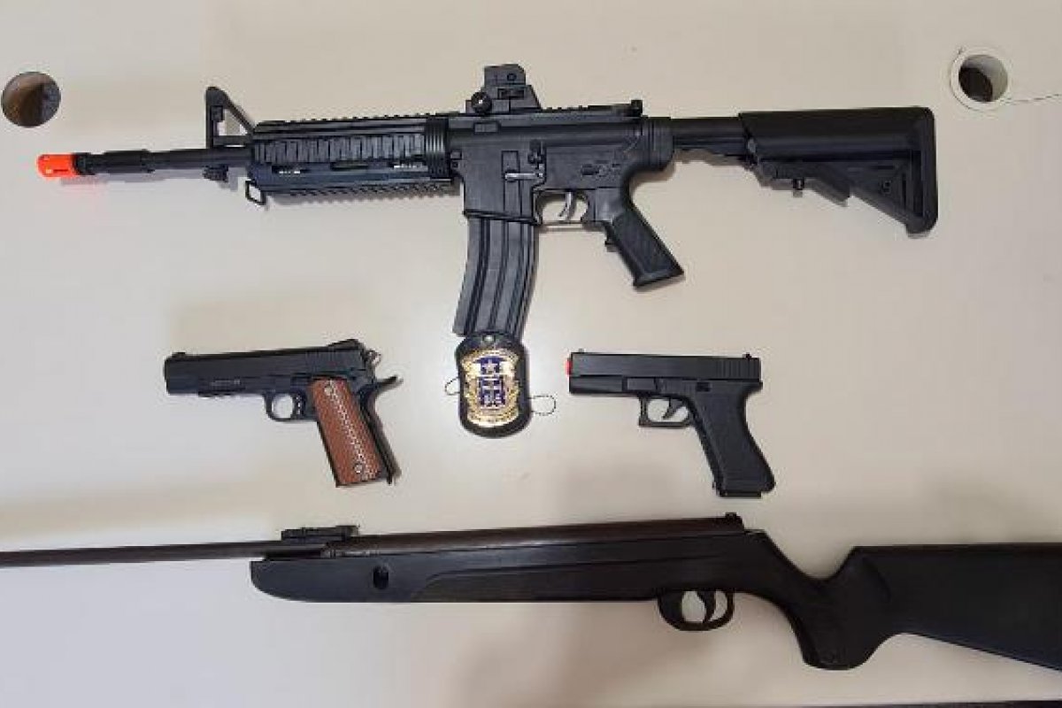 Em Feira de Santana, um homem é preso com notas falsas, colete balístico e simulacros de armas