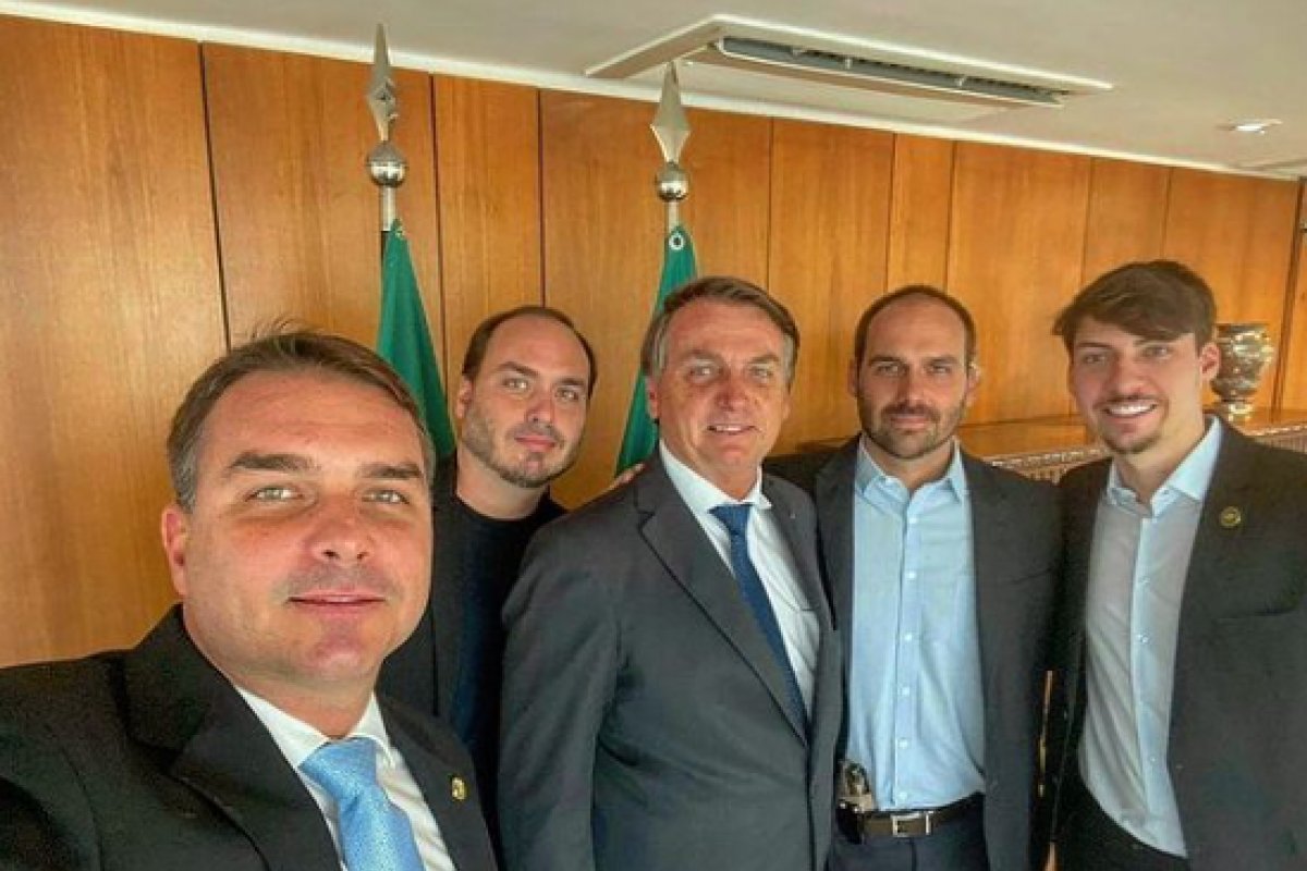 Eduardo Bolsonaro publica foto em que aparece portando uma arma de fogo