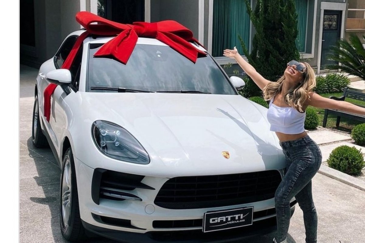 Quem pode, pode! Lexa compra Porsche avaliado em 450 mil reais