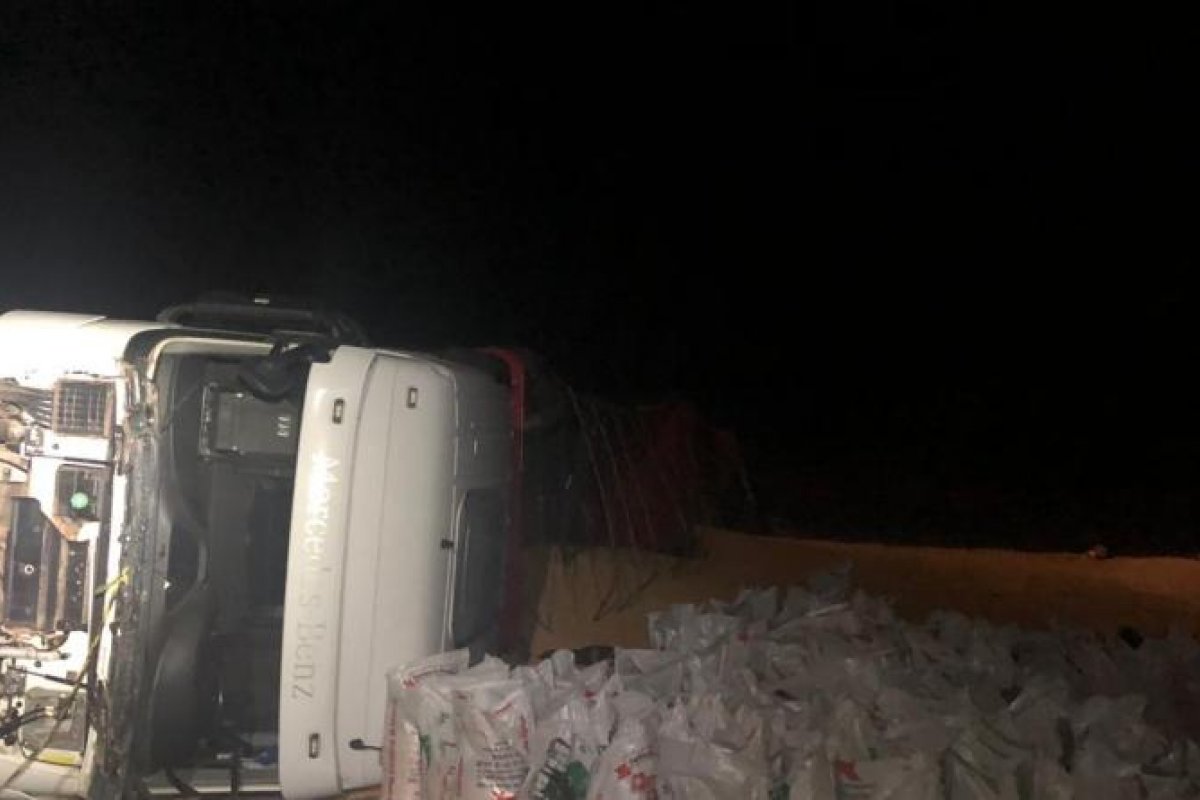 PRF impede furto de carga de veículo tombado no centro-sul do estado