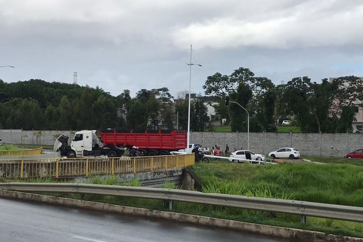 Acidente entre carro e caminhão provoca queda de poste na Av. 29 de Março, em Salvador