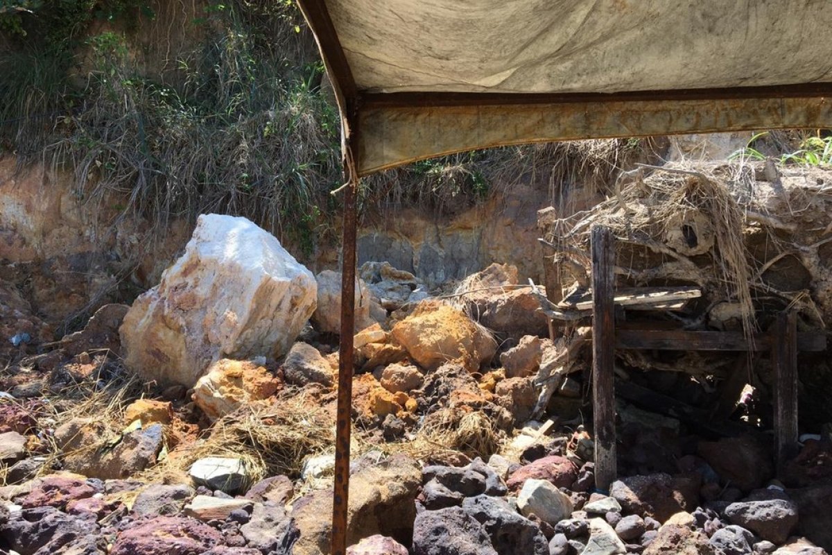 Parte de falésia da Praia da Pipa volta a desabar nesta quinta-feira (3)