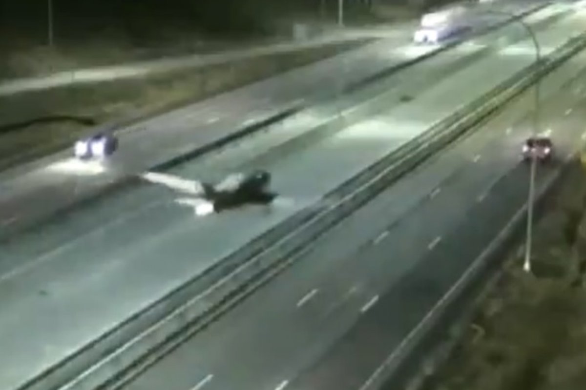 Vídeo: avião faz pouso forçado em rodovia nos EUA