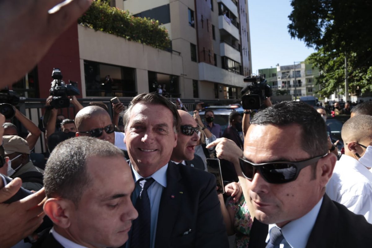 Bolsonaro chega em Salvador e cumprimenta apoiadores