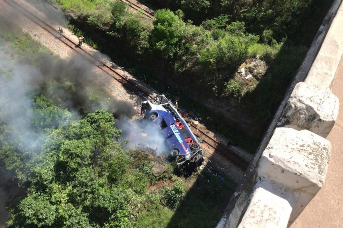 Ônibus cai de viaduto na BR-381, em Minas Gerais