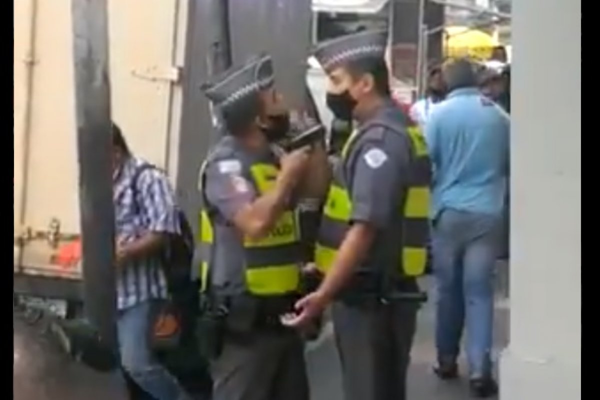 Vídeo: PM é flagrado ameaçando colega com arma no centro de SP
