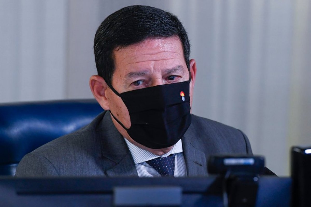 "Tomaria qualquer vacina certificada pela Anvisa", diz Mourão