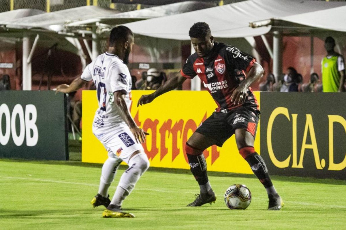 Confiança vence de virada e frea bom momento do Vitória na Série B