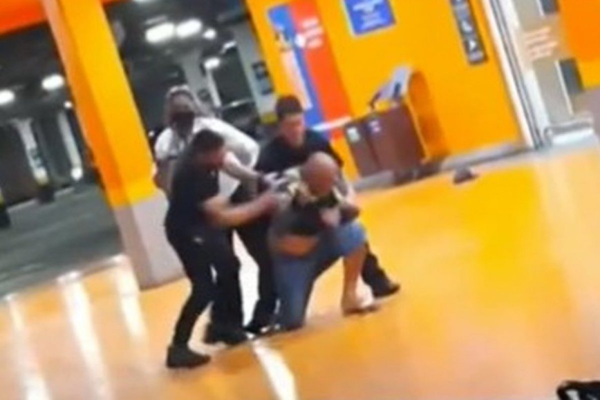 'Achei que estivesse encenando', diz ex-PM sobre a morte de João Alberto no Carrefour