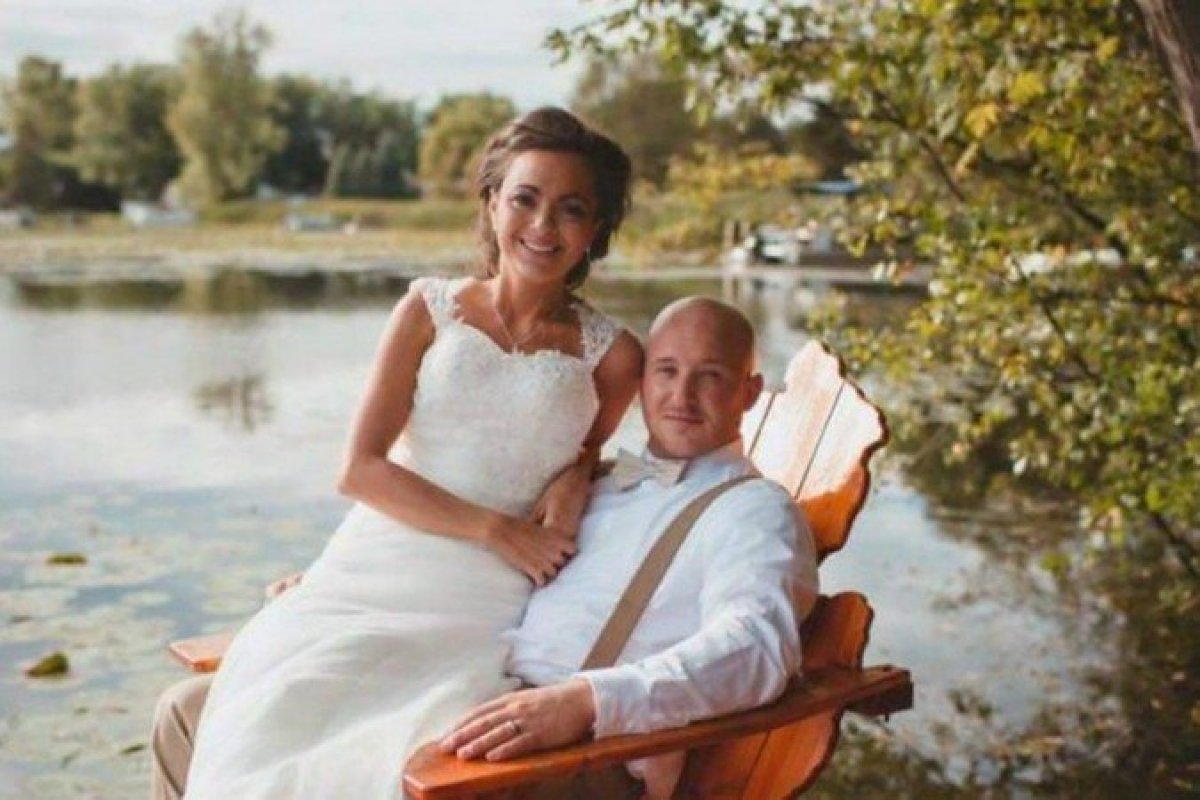 Americano escreve livro para esposa que perdeu a memória após parto