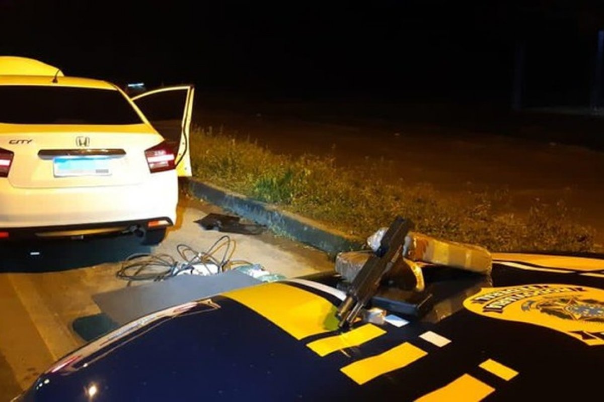 Em blitz, casal é flagrado com drogas e arma estrangeira no sul da Bahia