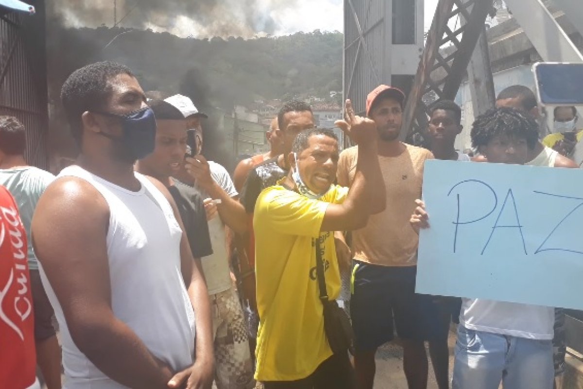 Vídeos: Moradores de São Félix, na Bahia, protestam pela morte de um jovem pela polícia