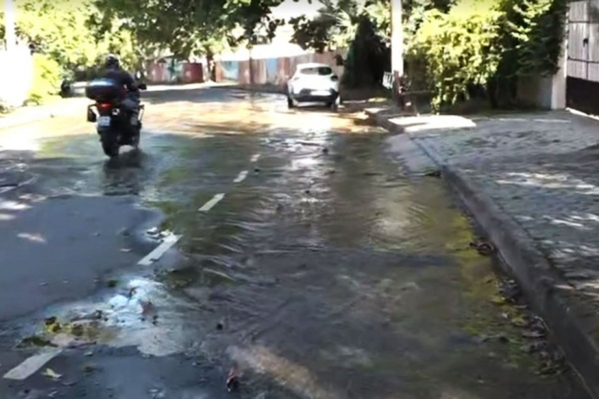 Vazamento de água é registrado em rua do Caminho das Árvores, em Salvador