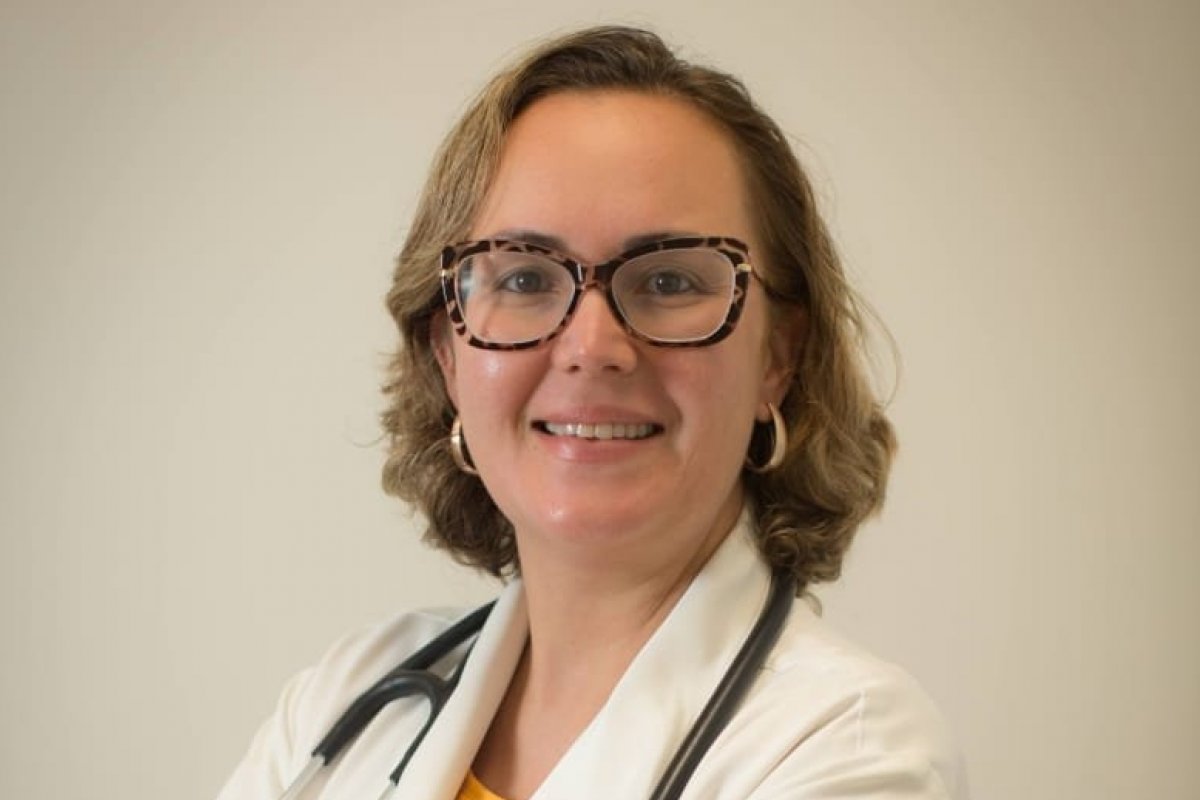 Especialista dá dicas para prevenir transmissão da Covid-19 em praias e piscinas durante o verão