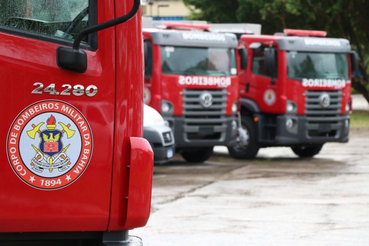 Bombeiros combatem chamas em fábrica de cerâmica de Camaçari