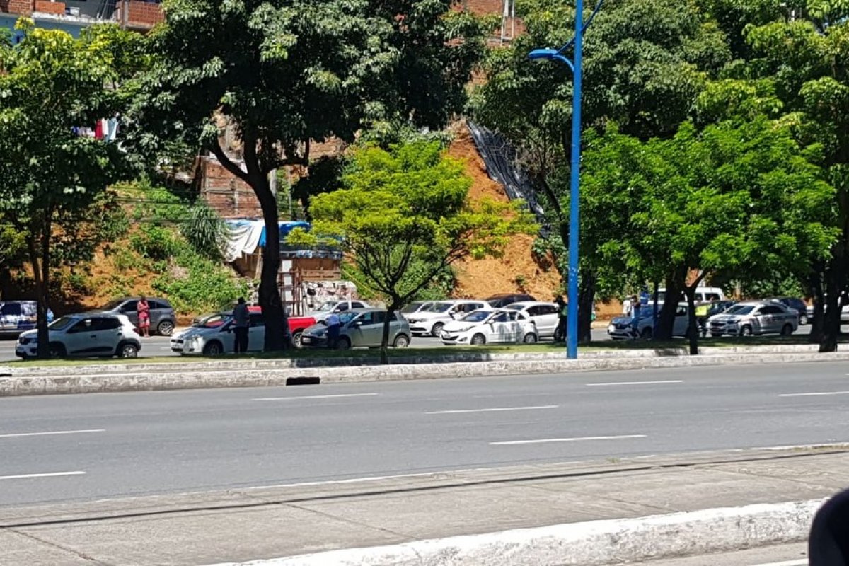 Engavetamento deixa dois feridos na Avenida Vasco da Gama, em Salvador