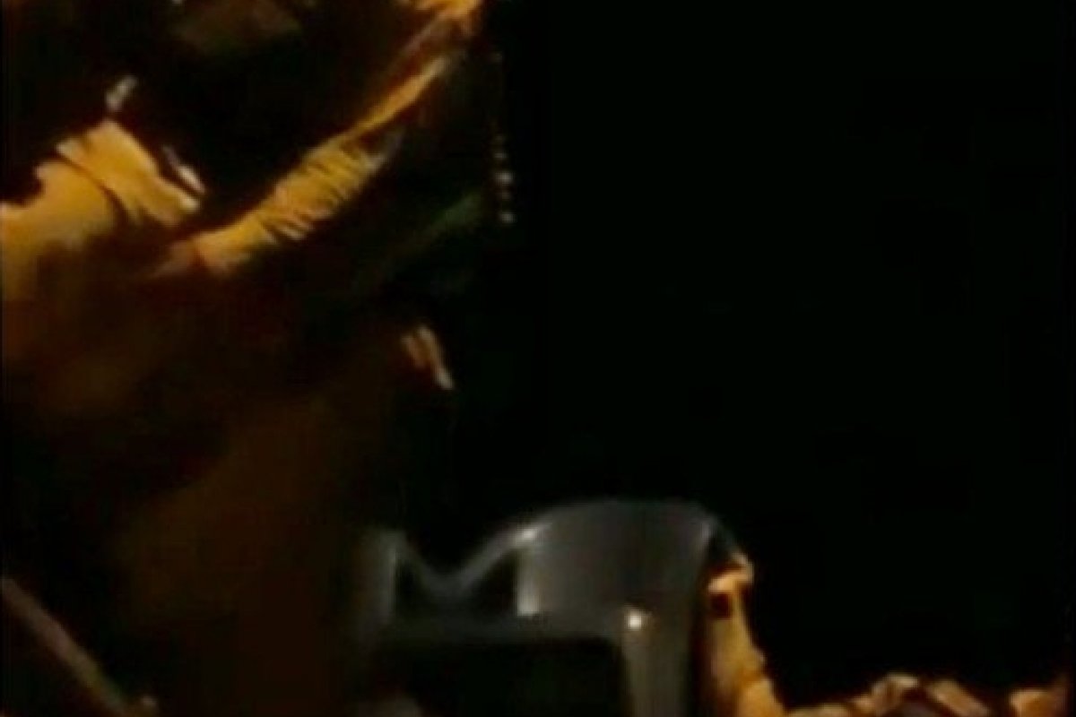 Vídeo: Policiais agridem homem com cadeira na Bahia