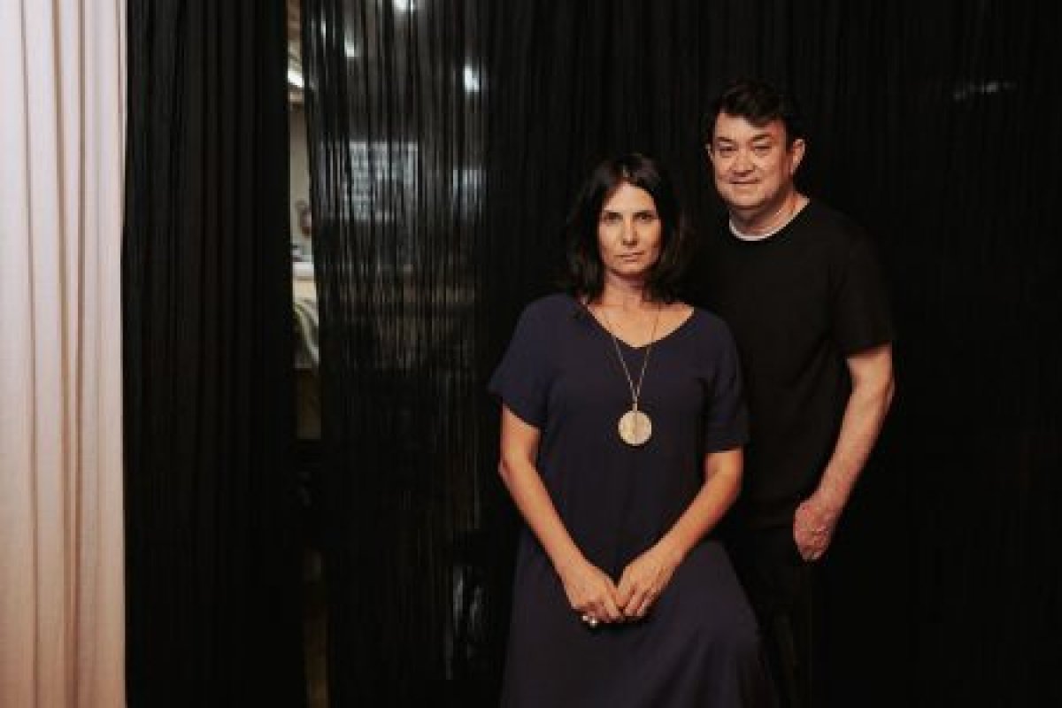 Estilista Walter Rodrigues reaproveita tecidos em coleção com a marca gaúcha Carla Carlin